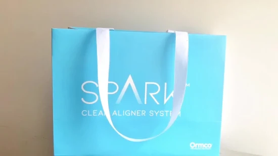 Venta al por mayor, bolsa de papel de regalo de lujo con embalaje impreso personalizado blanco con logotipo impreso para ir de compras